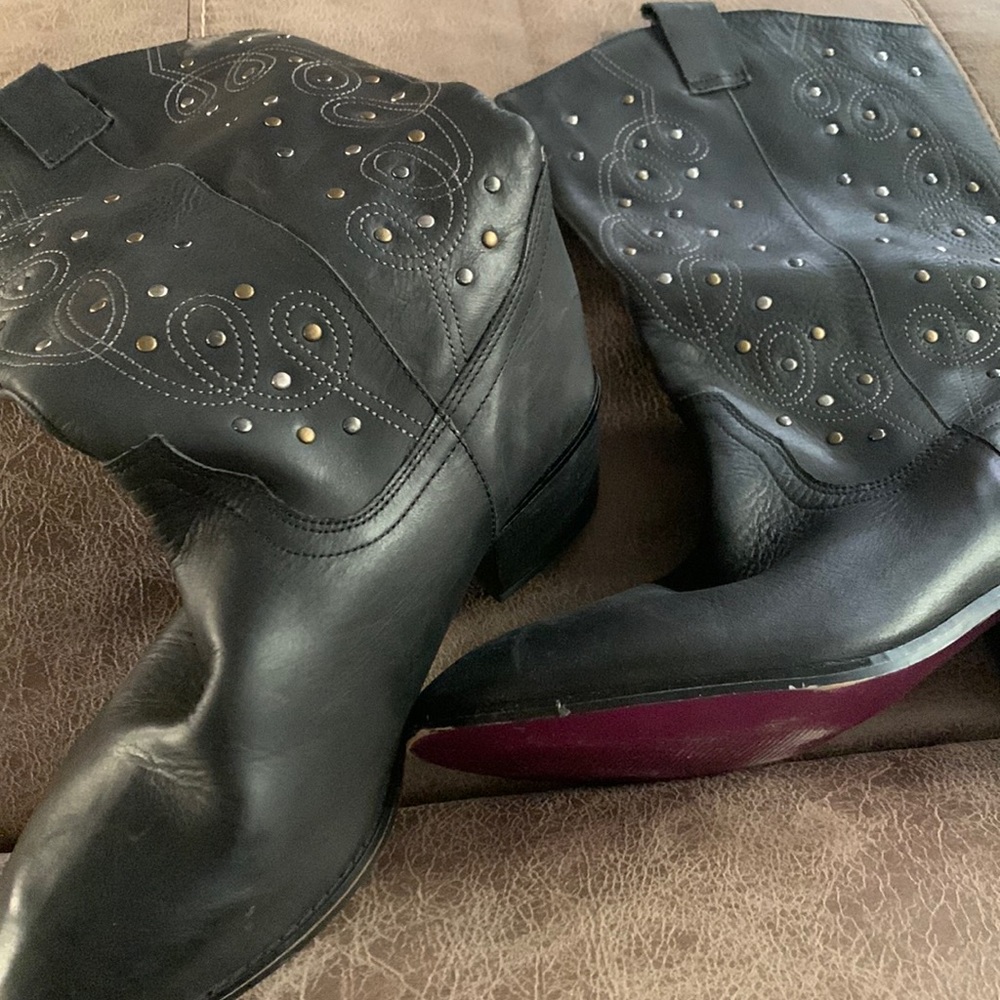 Gently worn black western style boots with bronze gold and silver accents 10 W